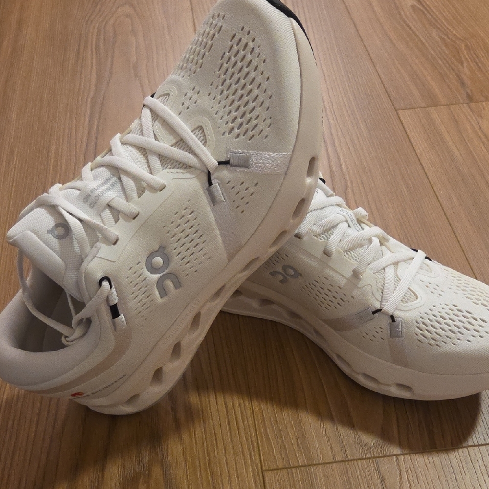 Women's On Cloud Shoes, Surfer 2, Size 9, White. New Without Box